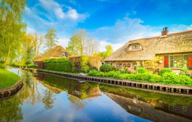 Hollanda 'nın kırsal kesiminde geleneksel küçük bir kasaba olan Giethoorn, Hollanda kanalları var.