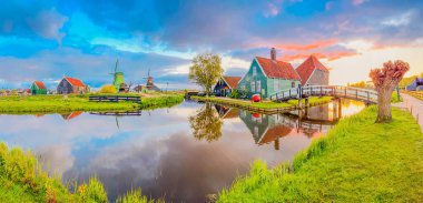 Kırsal Hollanda 'nın küçük tarihi kasabası Zaanse Schans' ın günbatımında ufuk çizgisi ilkbaharda Hollanda