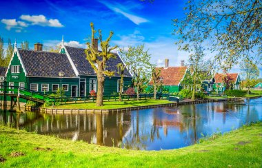 Kırsal Hollanda 'nın küçük tarihi kasabası Zaanse Schans' ın günbatımında ufuk çizgisi ilkbaharda Hollanda