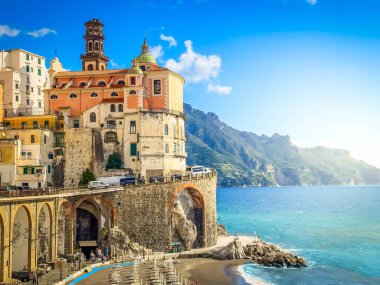 Amalfi yaz kıyıları ve İtalya 'nın Atrani eski kenti ile birlikte Tiren denizi.
