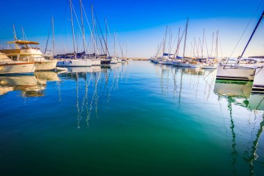 Marina Grande liman renkli eski evleri ve teknelerin Procida Island, İtalya