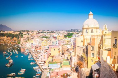 Procida Adası Liman detayları, limanı olan renkli bir kasaba, İtalya