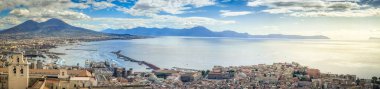 Napoli 'nin panoramik şehir manzarası Vezüv yanardağı ile gün batımında, İtalya