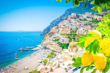 Positano şehir ve plaj görünümü - çiçekleri ile yaz ünlü eski İtalyan tatil, İtalya