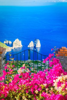 Ünlü Faraglioni Kayalıkları ve Capri Adası coast, İtalya, tonda retro