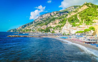 Amalfi eski şehir ve yaz plajı Şemsiyeli, İtalya