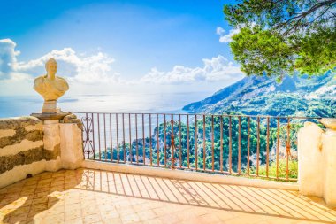 Ravello köyü parkı. İtalya 'nın Amalfi sahillerinde antik heykeller var.
