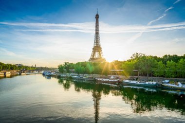 Paris Eiffel Kulesi Paris, Fransa 'da güneşin doğuşunda Seine nehrinde yansıtmaktadır. Eyfel Kulesi Paris 'in en ikonik simgelinden biridir.