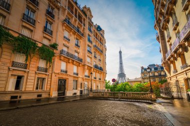 güneşli bir yaz gününde ünlü Eyfel Kulesi manzaralı rahat Paris sokak, Paris Fransa
