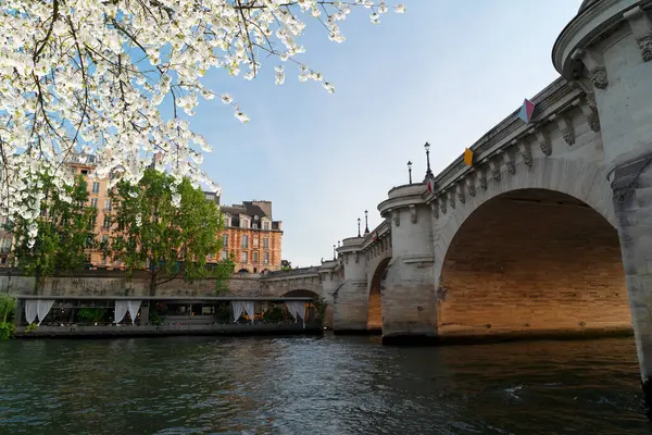 Eyfel Kulesi ve Seine nehir kıyısı, alçak açı, baharda Paris, Fransa