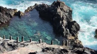 Atlantik okyanusunda doğal kaya havuzunda yüzen bir kadın, Canarias Tenerife