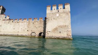 Yazın Garda Gölü, eski Sirmione kasabası, berrak su ve güzel doğa.