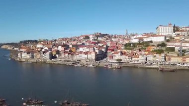 Parlak bir günde eski kasaba Porto 'nun renkli manzarası Portekiz' de Douro nehri üzerinde Ponte Dom Luis köprüsü. Oporto, turistik Akdeniz şehri