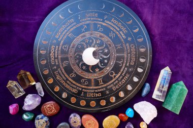 Gemstone mineralleri, astroloji masasının üzerindeki taşlar ve dikilitaşları. Büyücülük, bitkisel tıp ve iyileştirme, Reiki Kristal Ayini için Sihirli İyileştirme Kayası, cadılık, ruhsal esrarengiz uygulama
