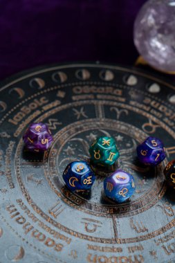 Kehanet zarlı burç çemberi. Falcılık ve astroloji grafikleri konsept, sihirli ritüeller ve dışsal deneyimler öngörüyor