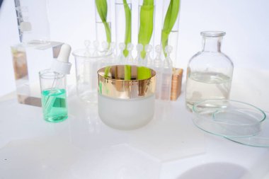 Beyaz cam kapta test edilmiş yüz kremi.,