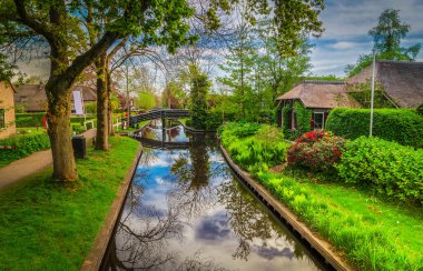 Hollanda 'nın kırsal kesiminde geleneksel küçük bir kasaba olan Giethoorn, Hollanda kanalları var.