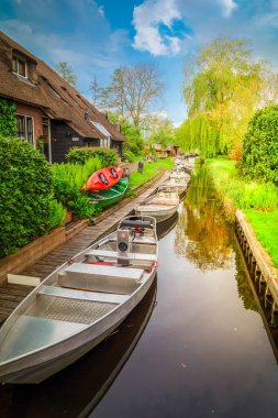 Hollanda 'nın kırsal kesiminde geleneksel küçük bir kasaba olan Giethoorn, Hollanda kanalları var.