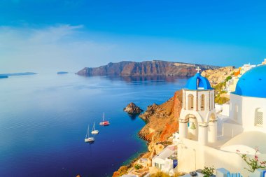 Açık deniz manzaralı ünlü mavi kubbeler ve volkan kalderası, Yunanistan 'ın Oia ve Santorini adaları hakkında güzel detaylar