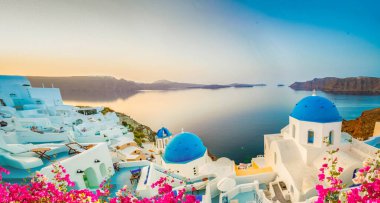 Geleneksel Yunan köyü Santorini 'nin Oia' sı, mavi kilise ve köy çatıları, Yunanistan