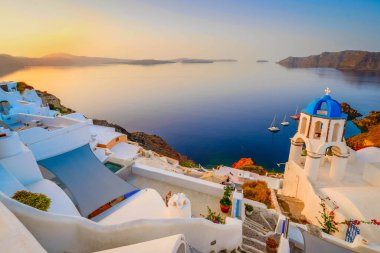 Yunanistan 'ın Aegan denizi ve kalderasına karşı mavi kubbeleri olan geleneksel Yunan köyü Oia of Santorini' nin caddesi, web pankartı