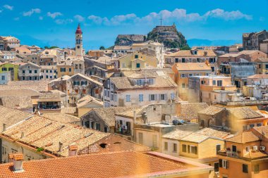 Korfu kasabası, eski Kerkyra kasabasının manzarası çatıları ve Korfu Yunanistan