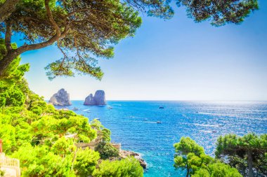 Ünlü Faraglioni Kayalıkları ve Capri Adası coast, İtalya, tonda retro