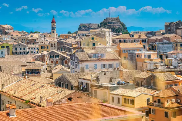 Korfu kasabası, eski Kerkyra kasabasının manzarası çatıları ve Korfu Yunanistan