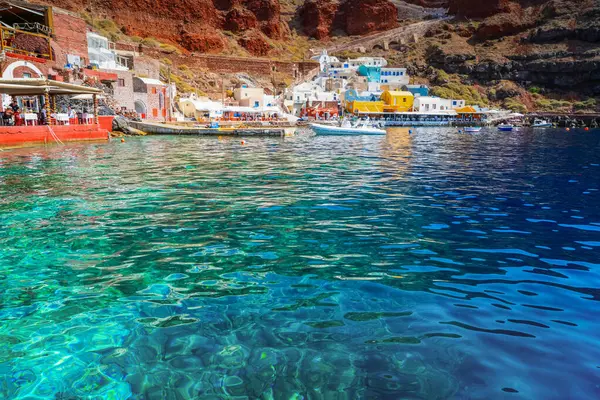 Parlak su ve tekneli Amoudi Körfezi, Oia Limanı, Santorini Yunanistan güneşli yaz mevsiminde