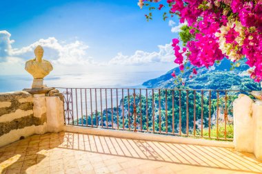 Ravello köyü parkı. İtalya 'nın Amalfi sahillerinde antik heykeller var.