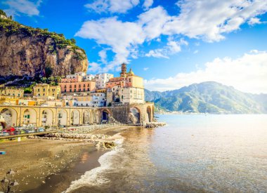 Amalfi yaz kıyıları ve tekneli Tyrhenian denizi, İtalya