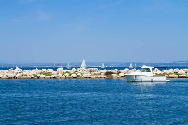 deniz manzarası ile net sakin Akdeniz suları ile yatlar, Martigues, Provence, Cote dazur, Fransa