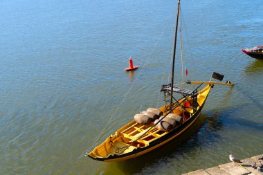 Resimli, eski kasaba Porto 'nun renkli manzarası köprü ile, Portekiz' in köprüsü Dom Luis ile Douro nehri üzerinde. Oporto, turistik Akdeniz şehri