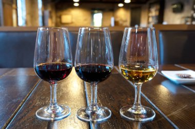 Porto şarabı testi, bardakta içki örnekleri.