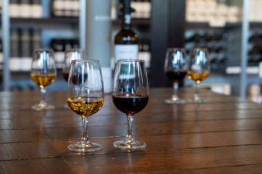 Porto şarabı testi, bardakta içki örnekleri.