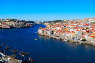 Douro nehri üzerindeki eski Porto kasabasının renkli manzarası. Oporto, turistik Akdeniz şehri
