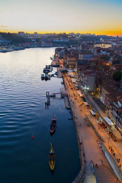 Resim gibi, eski kasaba Porto 'da günbatımında renkli manzara, Portekiz' de Douro nehri üzerinde Ponte Dom Luis köprüsü. Oporto, turistik Akdeniz şehri