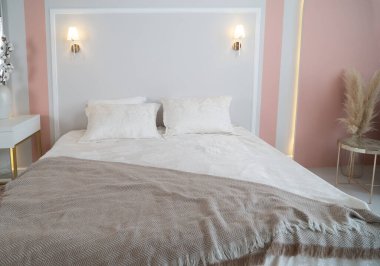 Güzel tasarlanmış modern bir yatak odası. Şık dekorların yanı sıra rahat, davetkar bir yatak odası.