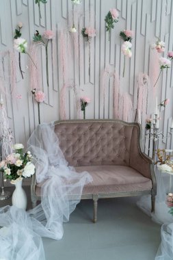 Pastel çiçeklerle süslenmiş bu güzel eski kanepe düğünler ve özel etkinlikler için mükemmeldir.