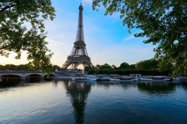 Paris Eyfel Kulesi ve Paris, Fransa 'da gün doğumuyla Seine Nehri. Eyfel Kulesi, Paris 'in en ikonik simgelerinden biridir.