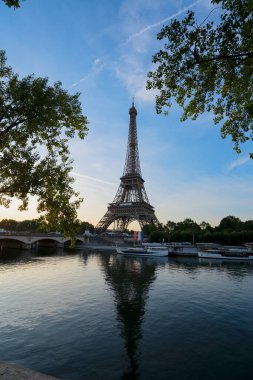 Paris Eyfel Kulesi ve Paris, Fransa 'da gün doğumuyla Seine Nehri. Eyfel Kulesi, Paris 'in en ikonik simgelerinden biridir.