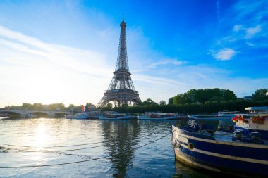 Paris Eyfel Kulesi Paris, Fransa 'da gün doğumunda Seine Nehri' ne yansıyor. Eyfel Kulesi, Paris 'in en ikonik simgelerinden biridir.