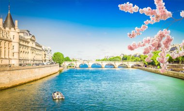 La Conciergerie ve Pont Neuf ve Seine nehri güneşli bahar gününde, Paris, Fransa