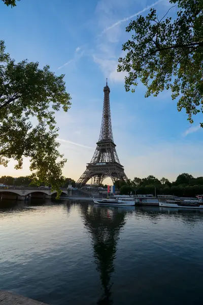 Paris Eyfel Kulesi ve Paris, Fransa 'da gün doğumuyla Seine Nehri. Eyfel Kulesi, Paris 'in en ikonik simgelerinden biridir.