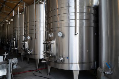 Metal şarap tankları, şarap mahzeni.