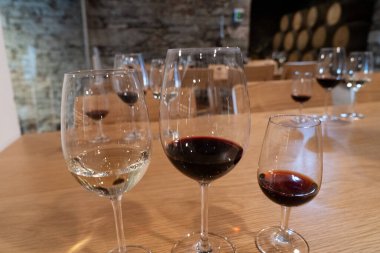 Porto şarabı testi, bardakta içki örnekleri.