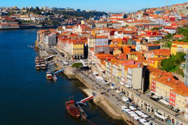 Douro nehri üzerindeki eski Porto kasabasının renkli manzarası. Oporto, turistik Akdeniz şehri