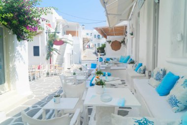 Naoussa tipik küçük beyaz sokak, Yunanistan 'ın Paros adasında küçük bir köy