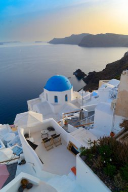 Santorini 'nin Oia köyündeki geleneksel Yunan evleri, mavi kilise kubbeleri ve köy semtleri, Yunanistan