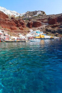 Parlak su ve tekneli Amoudi Körfezi, Oia Limanı, Santorini Yunanistan güneşli yaz mevsiminde